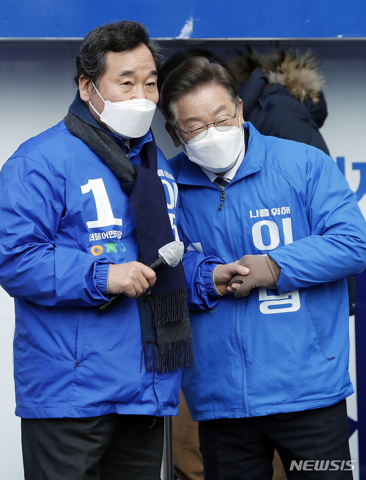 [순천=뉴시스] 최동준 기자 = 이재명 더불어민주당 대선 후보가 18일 전남 순천 연향패션거리에서 열린 유세에서 이낙연 총괄선대위원장과 인사하고 있다. 2022.02.18. photocdj@newsis.com