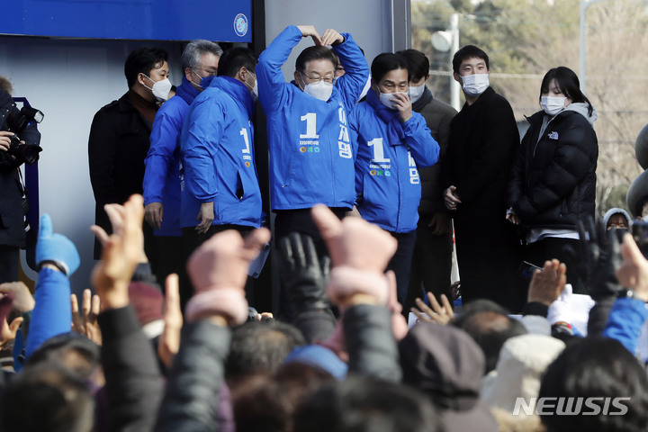 [순천=뉴시스] 최동준 기자 = 이재명 더불어민주당 대선 후보가 18일 전남 순천 연향패션거리에서 열린 유세에서 지지자들 연호에 하트를 만들어 화답하고 있다. 2022.02.18. photocdj@newsis.com