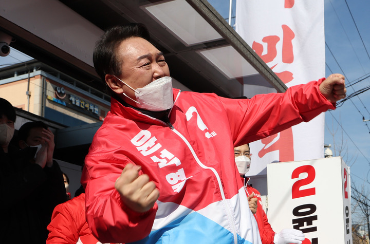 [상주=뉴시스] 전신 기자 = 윤석열 국민의힘 대선 후보가 18일 경북 상주 풍물시장에서 유세를 마친 후 어퍼컷 세리머니를 하고 있다. 2022.02.18. photo1006@newsis.com