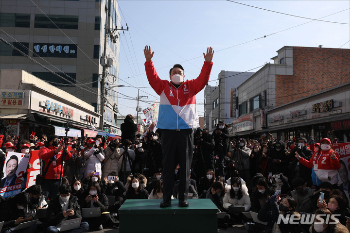 [상주=뉴시스] 전신 기자 = 윤석열 국민의힘 대선 후보가 18일 경북 상주 풍물시장에서 시민들을 향해 지지를 호소하고 있다. 2022.02.18. photo1006@newsis.com