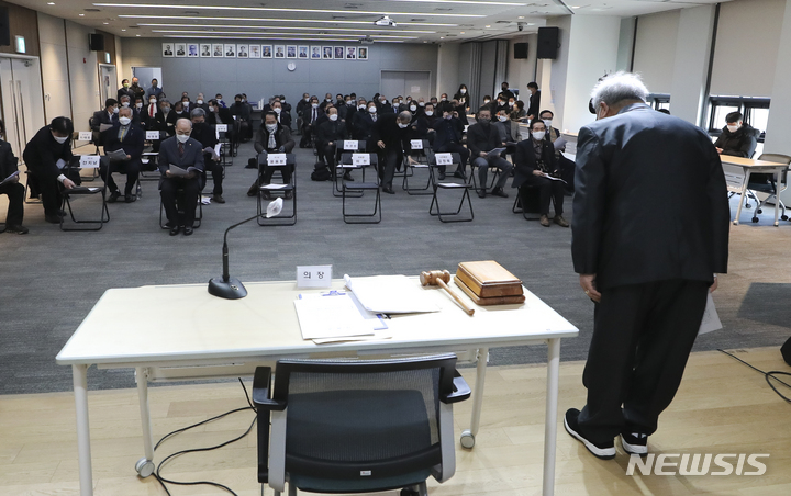 [서울=뉴시스] 최진석 기자 = 허현 광복회 회장직무대행이 18일 서울 여의도 광복회 대강당에서 열린 김원웅 전 회장 사태 관련 임시총회에 참석해 인사말에 앞서 인사를 하고 있다. 2022.02.18. myjs@newsis.com