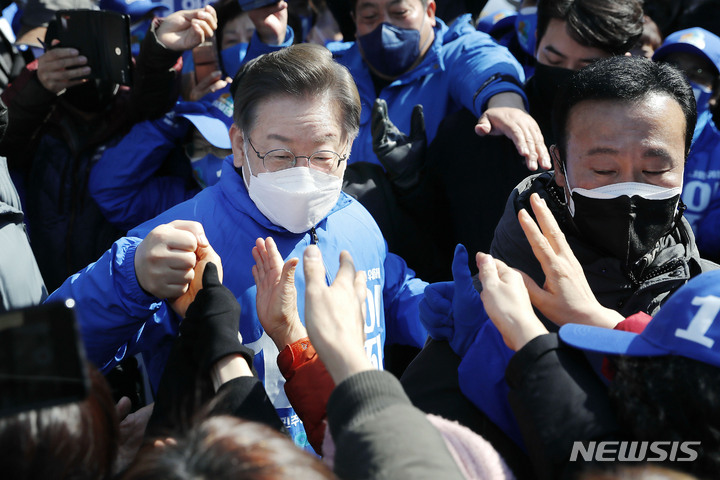 [목포=뉴시스] 최동준 기자 = 이재명 더불어민주당 대선 후보가 18일 전남 목포 평화광장에서 유세를 열고 시민들과 인사하고 있다. 2022.02.18. photocdj@newsis.com