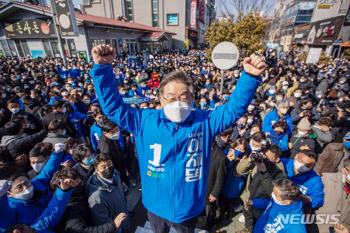 [목포=뉴시스] 최동준 기자 = 이재명 더불어민주당 대선 후보가 18일 전남 목포시에서 열린 선거유세에 참석해 손을 들어올리고 있다. 2022.02.18. photocdj@newsis.com