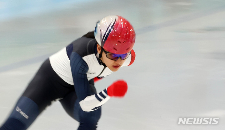 [베이징(중국)=뉴시스] 고범준 기자 = 김보름이 18일 오후 중국 베이징 국립 스피드 스케이팅 오벌 경기장에서 2022 베이징 동계올림픽 스피드 스케이팅 여자 매스스타트 경기 출전을 하루 앞두고 공식훈련을 하고 있다. 2022.02.18. bjko@newsis.com