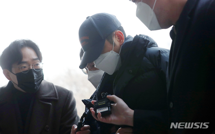 [서울=뉴시스] 이영환 기자 = 횡령(특정경제범죄 가중처벌 등에 관한 법률 위반) 혐의를 받는 계양전기 재무팀 직원 김모씨가 18일 오후 서울 서초구 서울중앙지방법원에서 열린 구속 전 피의자심문(영장실질심사)에 출석하고 있다. 김씨는 재무팀에서 일하기 시작한 지난 2016년부터 6년간 은행 잔고 증명서에 맞춰 재무제표를 꾸미는 수법으로 회사 자금 245억원을 빼돌린 혐의를 받는다. 횡령액은 계양전기 자기자본(1926억원)의 12.7%에 달한다. 2022.02.18. 20hwan@newsis.com