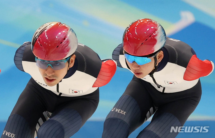 [베이징(중국)=뉴시스] 고범준 기자 = 이승훈(왼쪽)과 정재원이 18일 오후 중국 베이징 국립 스피드 스케이팅 오벌 경기장에서 2022 베이징 동계올림픽 스피드 스케이팅 남자 매스스타트 경기 출전을 하루 앞두고 공식훈련을 하고 있다. 2022.02.18. bjko@newsis.com
