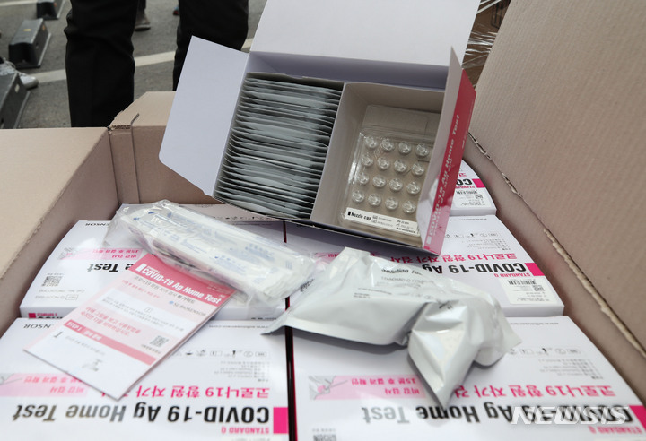 [사진=뉴시스DB]유치원에 배부될 코로나19 자가진단키트.