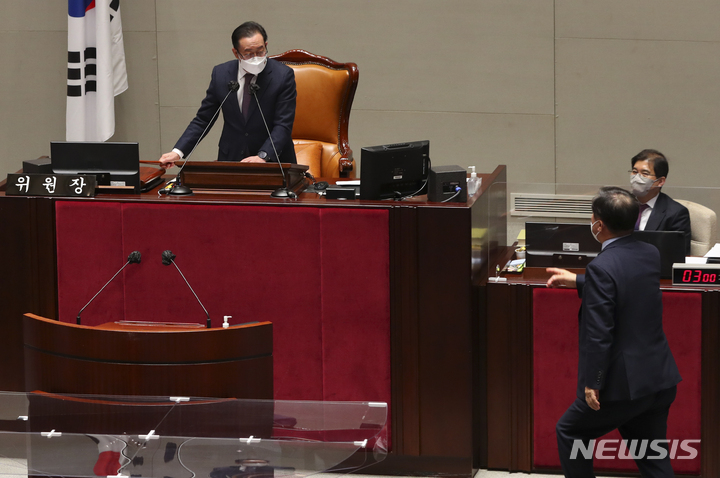 [서울=뉴시스] 최진석 기자 = 맹성규 더불어민주당 예결위 간사가 18일 서울 여의도 국회에서 열린 제03차 예산결산특별위원회 회의에서 이종배 예산결산특별위원회 위원장이 여당의 의사일정 변경동의안 제출에 대한 표결을 하지 않고 정회를 선언하자 항의하고 있다. 2022.02.18. myjs@newsis.com