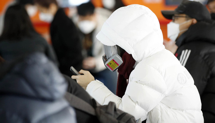 [광주=뉴시스] 코로나19 신규 확진자 수가 10만 명을 넘어선 18일 오전 광주 북구 선별진료소 신속 항원 검사소에서 한 검사자가 방독면을 쓴 채 검사 결과를 기다리고 있다. (사진=광주 북구 제공) 2022.02.18. photo@newsis.com *재판매 및 DB 금지