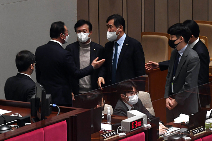 [서울=뉴시스] 최진석 기자 = 맹성규 더불어민주당 예결위 간사가 18일 서울 여의도 국회에서 열린 제03차 예산결산특별위원회 회의에서 이종배 예산결산특별위원회 위원장이 여당의 의사일정 변경동의안 제출에 대한 표결을 하지 않고 정회를 선언하자 항의하고 있다. (공동취재사진) 2022.02.18. photo@newsis.com