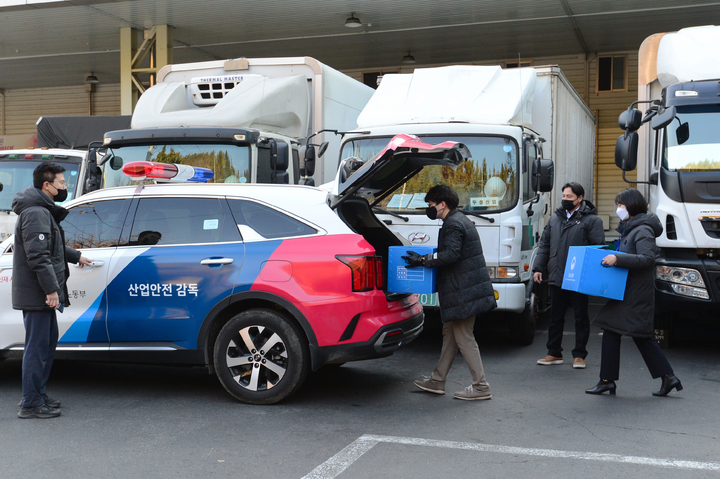 [창원=뉴시스] 차용현 기자 = 18일 노동부 부산지방고용노동청 창원지청 관계자들이 급성중독으로 인한 직업성 질병자 16명이 발생한 것과 관련해 경남 창원시 의창구 두성산업에 대한 압수수색을 진행했다. 창원지청 관계자들이 압수수색 물품을 차량으로 옮기고 있다. 2022.02.18. con@newsis.com