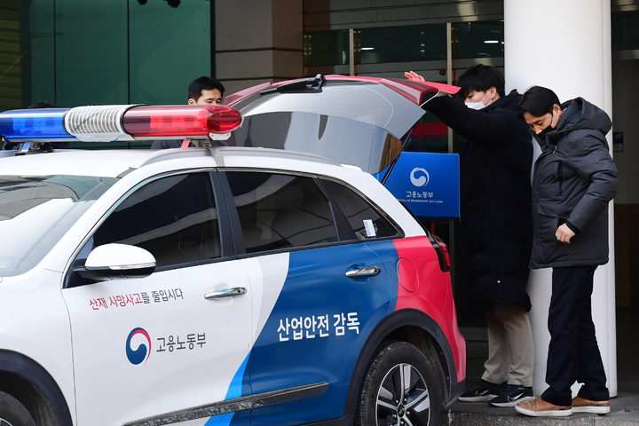 [창원=뉴시스] 차용현 기자 = 지난해 2월18일 노동부 부산지방고용노동청 창원지청 관계자들이 급성중독으로 인한 직업성 질병자 16명이 발생한 것과 관련해 경남 창원시 의창구 두성산업에 대한 압수수색을 진행했다. 창원지청 관계자들이 압수수색 물품을 차량으로 옮기고 있다. 2022.02.18. con@newsis.com