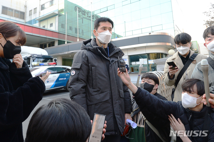 [창원=뉴시스] 차용현 기자 = 18일 오전 노동부 부산지방고용노동청 창원지청 관계자들이 급성중독으로 인한 직업성 질병자 16명이 발생한 것과 관련해 경남 창원시 의창구 소재 두성산업에 대한 압수수색을 진행했다. 사진은 창원지청 관계자가 이번 압수수색과 관련해 언론 브리핑을 하고 있는 모습. 2022.02.18. con@newsis.com