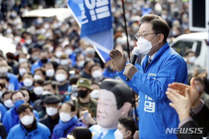 [나주=뉴시스] 최동준 기자 = 이재명 더불어민주당 대선 후보가 18일 전남 나주목문화관 앞에서 유세를 열고 지지를 호소하고 있다. 2022.02.18. photocdj@newsis.com