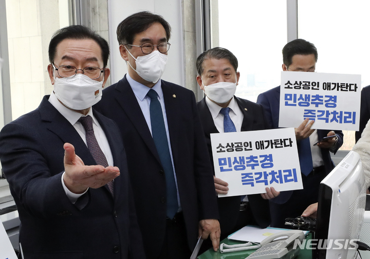 [서울=뉴시스] 최진석 기자 = 이종배(왼쪽) 예산결산특별위원회 위원장이 18일 서울 여의도 국회 예결위 위원장실에서 더불어민주당 맹성규 예결위 간사를 비롯한 여당 의원들이 추경안 처리 촉구 피켓을 들고 예결위 회의 속개를 촉구하자 발언을 하고 있다 2022.02.18. myjs@newsis.com