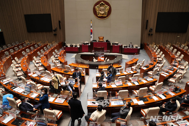 [서울=뉴시스] 최진석 기자 = 맹성규 여당 간사를 비롯한 더불어민주당 국회 예결위원들이 18일 오후 예결위 회의가 정회된 뒤 국회 예결위 회의장에 남아 회의 속개 촉구 농성을 시작하고 있다. (공동취재사진) 2022.02.18. photo@newsis.com