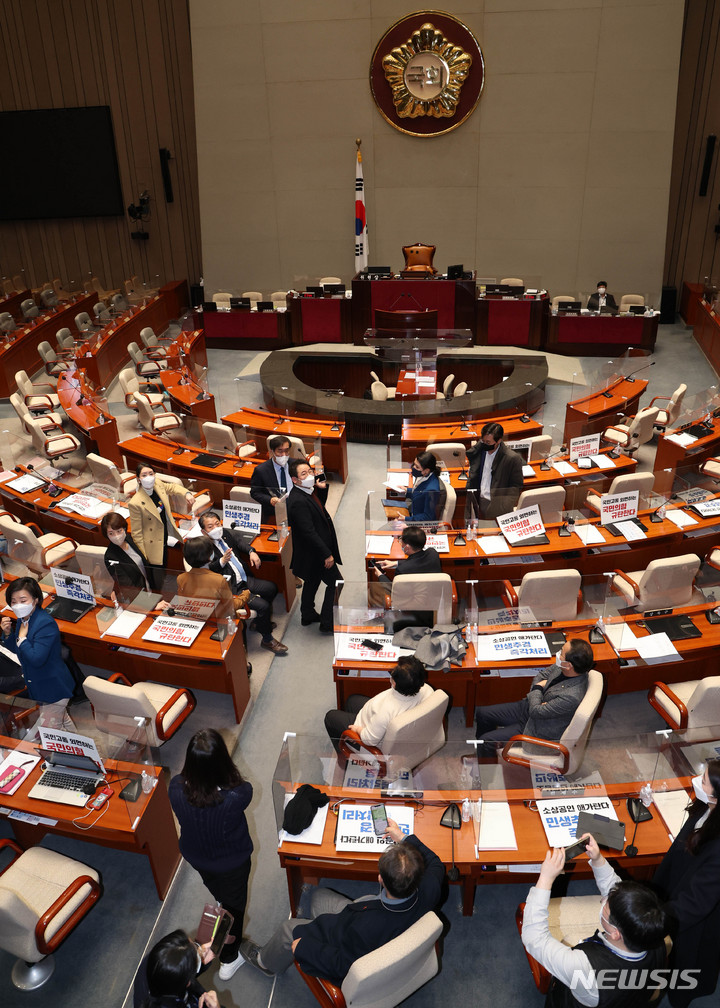 [서울=뉴시스] 최진석 기자 = 맹성규 여당 간사를 비롯한 더불어민주당 국회 예결위원들이 18일 오후 예결위 회의가 정회된 뒤 국회 예결위 회의장에 남아 회의 속개 촉구 농성을 시작하고 있다. (공동취재사진) 2022.02.18. photo@newsis.com