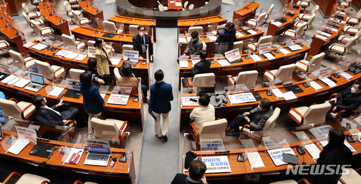 [서울=뉴시스] 최진석 기자 = 맹성규 여당 간사를 비롯한 더불어민주당 국회 예결위원들이 18일 오후 예결위 회의가 정회된 뒤 국회 예결위 회의장에 남아 회의 속개 촉구 농성을 시작하고 있다. (공동취재사진) 2022.02.18. photo@newsis.com