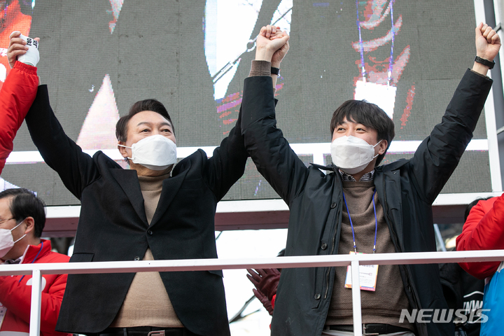 [대구=뉴시스] 전신 기자 = 윤석열 국민의힘 대선 후보와 이준석 대표가 18일 대구 달성군 대실역 사거리에서 지지를 호소하고 있다. 2022.02.18. photo1006@newsis.com