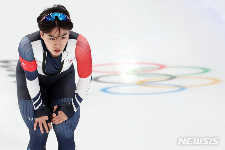 [베이징(중국)=뉴시스] 홍효식 기자 = 18일 오후 중국 베이징 국립 스피드 스케이팅 오벌 경기장에서 열린 2022 베이징 동계올림픽 스피드 스케이팅 남자 1000ｍ 경기, 한국 김민석이 결승선을 통과한 뒤 숨을 고르고 있다. 2022.02.18. yesphoto@newsis.com