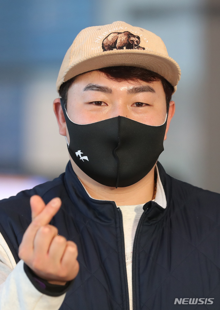 [인천공항=뉴시스] 고승민 기자 = 템파베이 최지만이 18일 인천국제공항 제2터미널에서 코로나19 PCR 검사 후 인사를 하고 있다. 당초 이날 미국 출국 예정이었던 최지만은 PCR검사 유효시간과 관련해 19일로 출국시간을 변경했다. 2022.02.18. kkssmm99@newsis.com