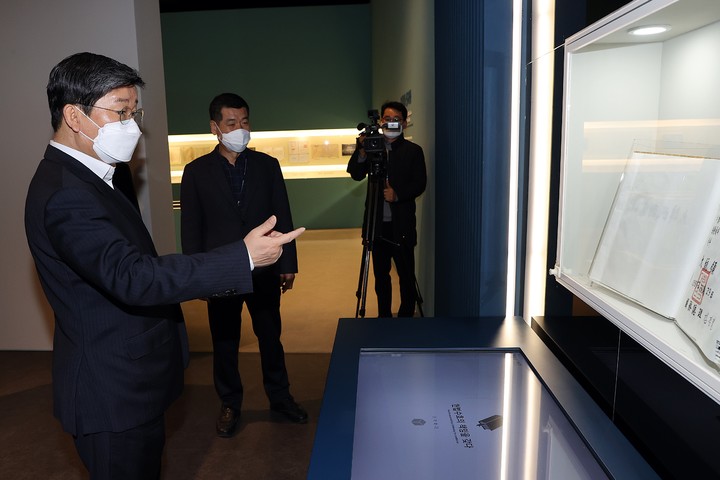 [서울=뉴시스] 전해철 행정안전부 장관이 지난 2월18일 세종시 대통령기록관을 방문한 모습. (사진= 뉴시스 DB) 2022.02.18. photo@newsis.com *재판매 및 DB 금지