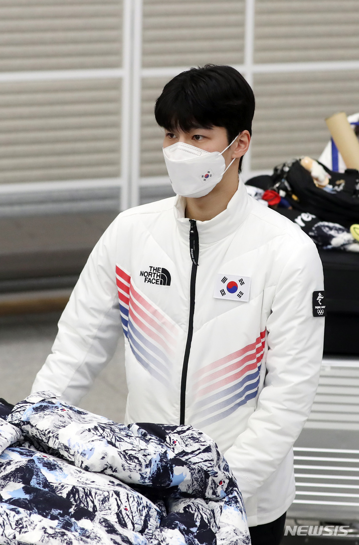 [인천공항=뉴시스] 고승민 기자 = 2022 베이징 동계올림픽에서 쇼트트랙 1500m 금메달을 딴 황대헌이 18일 인천국제공항 제2터미널을 통해 귀국하고 있다. 2022.02.18. kkssmm99@newsis.com