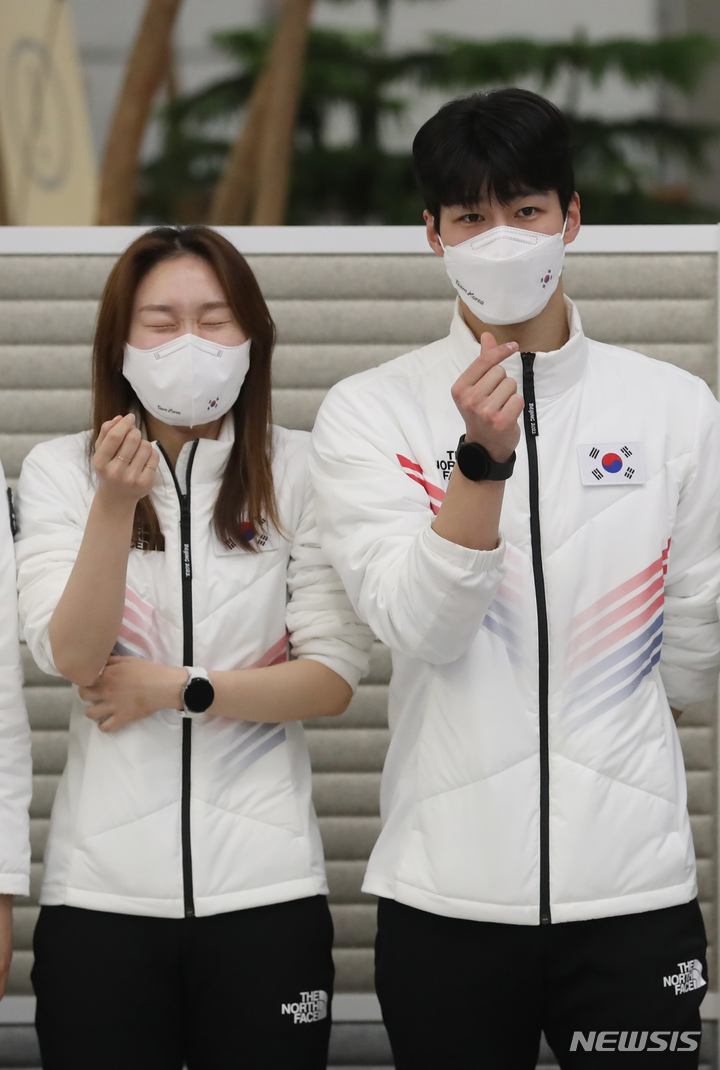 [인천공항=뉴시스] 고승민 기자 = 2022 베이징 동계올림픽에서 활약한 대한민국 쇼트트랙 최민정, 황대헌이 18일 인천국제공항 제2터미널을 통해 귀국, 손으로 하트를 그리며 인사하고 있다. 2022.02.18. kkssmm99@newsis.com