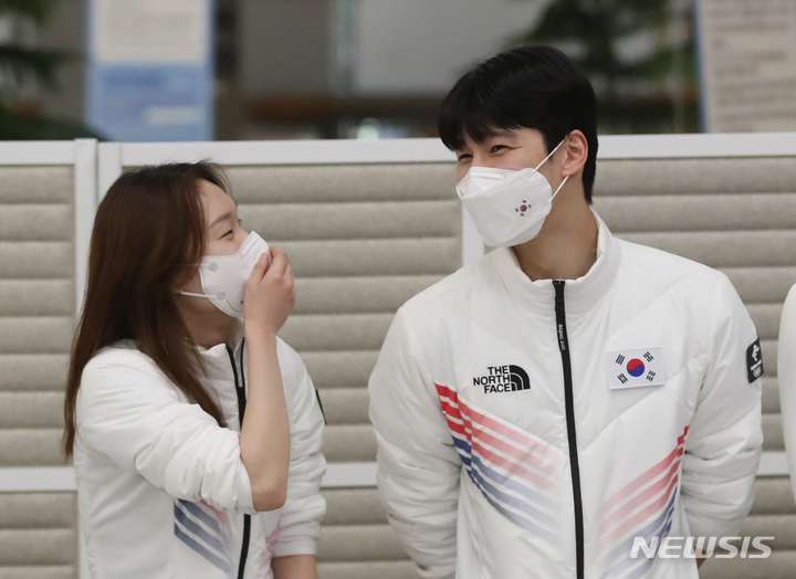 [인천공항=뉴시스] 고승민 기자 = 2022 베이징 동계올림픽에서 금메달을 따고 돌아온 최민정, 황대헌이 18일 인천국제공항 제2터미널을 통해 귀국, 인사하며 서로 웃고 있다. 2022.02.18. kkssmm99@newsis.com