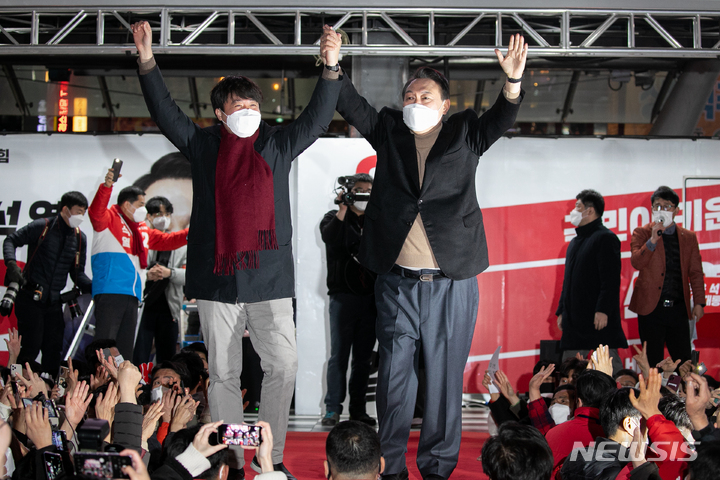 [대구=뉴시스] 전신 기자 = 윤석열 국민의힘 대선 후보와 이준석 대표가 18일 대구 중구 동성로에서 유권자들을 향해 지지를 호소하고 있다. 2022.02.18. photo1006@newsis.com