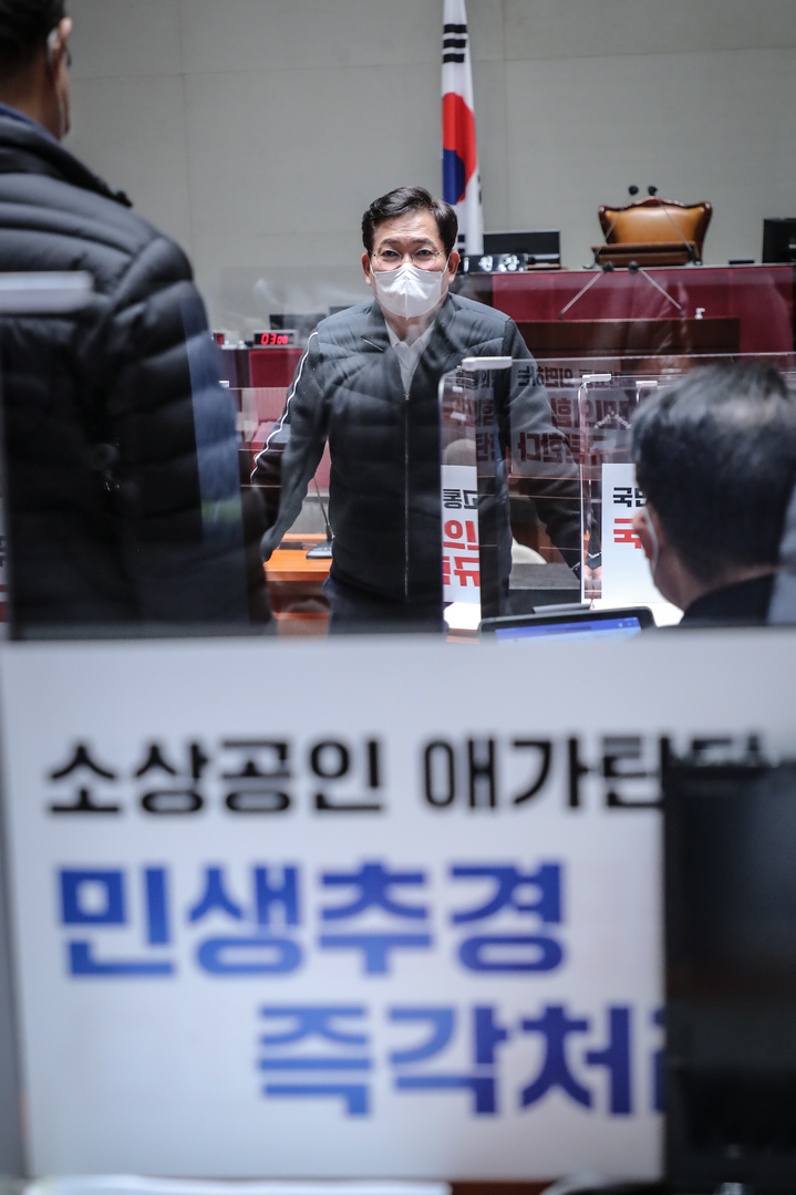 [서울=뉴시스] 최진석 기자 = 송영길 더불어민주당 상임선대위원장이 18일 오후 서울 여의도 국회 예결위회의장을 찾아 예결위 전체회의 속개 촉구 농성을 하고 있는 더불어민주당 예결위원들을 격려하고 있다. (사진=더불어민주당 제공) 2022.02.18. photo@newsis.com *재판매 및 DB 금지