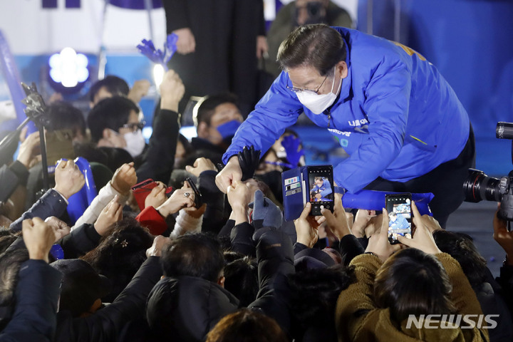 [광주=뉴시스] 최동준 기자 = 이재명 더불어민주당 대선 후보가 18일 광주 동구 5.18 민주광장에서 유세를 열고 지지자들 연호에 화답하고 있다. 2022.02.18. photocdj@newsis.com