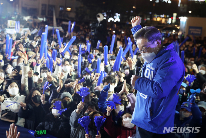 [광주=뉴시스] 최동준 기자 = 이재명 더불어민주당 대선 후보가 18일 광주 동구 5.18 민주광장에서 유세를 열고 지지를 호소하고 있다. 2022.02.18. photocdj@newsis.com
