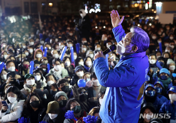 [광주=뉴시스] 최동준 기자 = 이재명 더불어민주당 대선 후보가 18일 광주 동구 5.18 민주광장에서 유세를 열고 지지를 호소하고 있다. 2022.02.18. photocdj@newsis.com