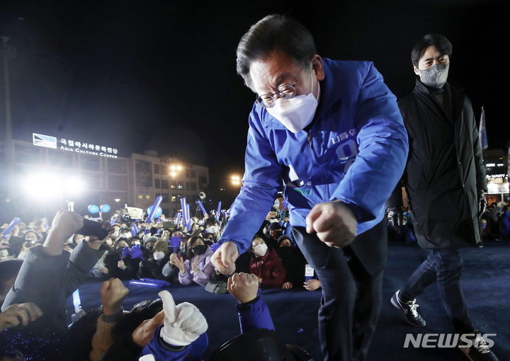 [광주=뉴시스] 최동준 기자 = 이재명 더불어민주당 대선 후보가 18일 광주 동구 5.18 민주광장에서 유세를 열고 지지자들 연호에 주먹 인사를 하고 있다. 2022.02.18. photocdj@newsis.com