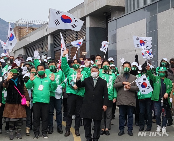 [대구=뉴시스] 고여정 기자 = 19일 오전 조원진 우리공화당 대선 후보가 대구 달성군 유가읍 쌍계리 박근혜 전 대통령 사저를 방문해 인사를 하고 있다. 2022.02.19 ruding@newsis.com