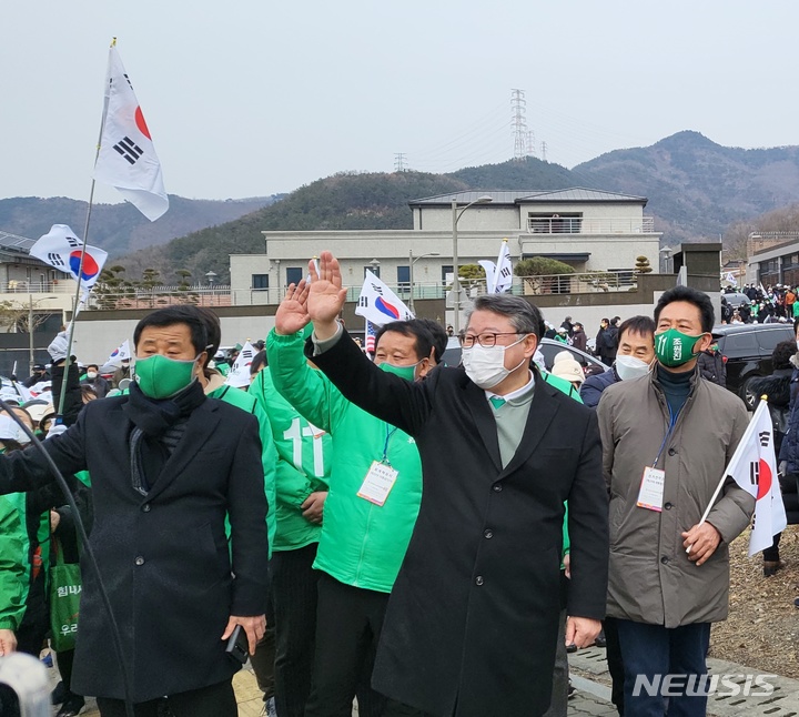 [대구=뉴시스] 고여정 기자 = 19일 오전 조원진 우리공화당 대선 후보가 대구 달성군 유가읍 쌍계리 박근혜 전 대통령 사저 앞에서 지지자들에게 인사를 하고 있다. 2022.02.19 ruding@newsis.com