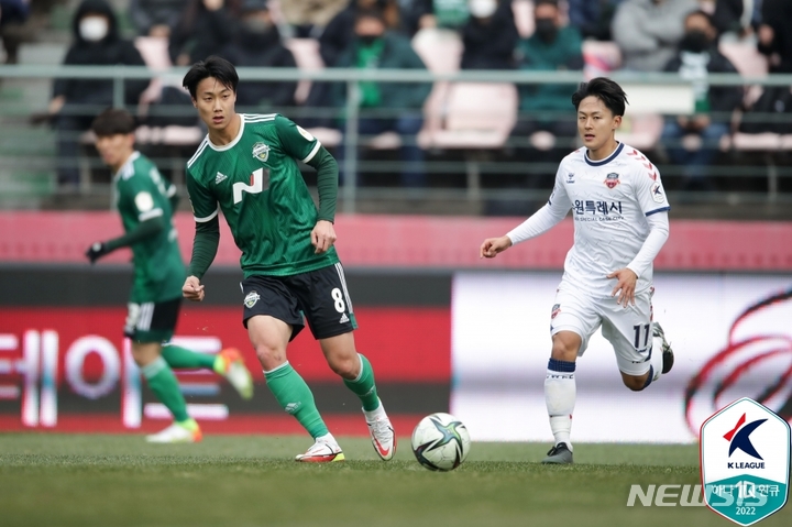 [서울=뉴시스]프로축구 전북 백승호(왼쪽)와 수원FC 이승우 (사진 = 프로축구연맹 제공)