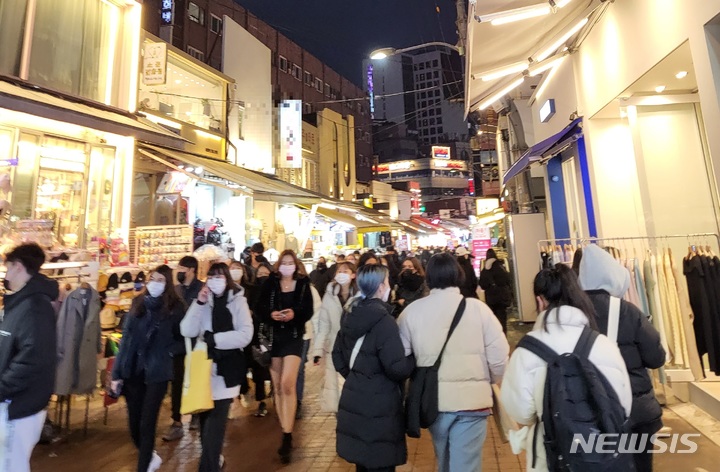 [서울=뉴시스] 최영서 기자 = 19일 밤 서울 마포구 홍대입구역 인근 번화가에 사람들의 발길이 이어지고 있다. 2022.02.19