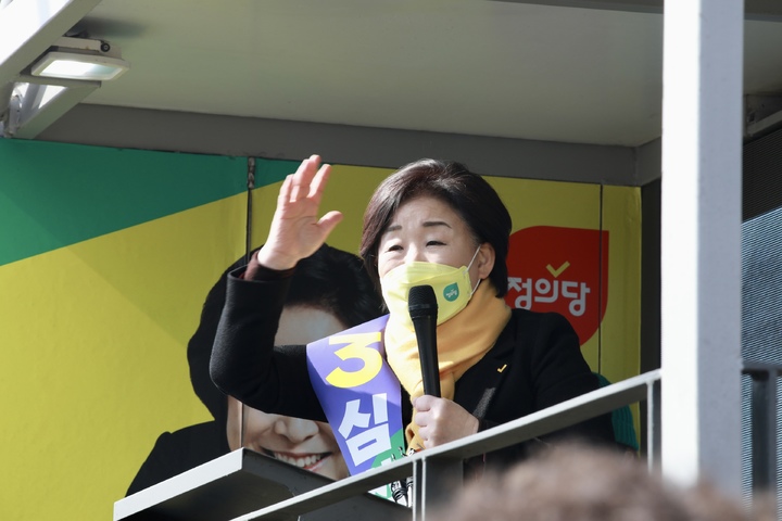 [서울=뉴시스] 심상정 정의당 대선 후보가 19일 경기 성남 모란시장을 찾아 유세에 나섰다. 2022.02.19. (사진=정의당 제공) photo@newsis.com *재판매 및 DB 금지