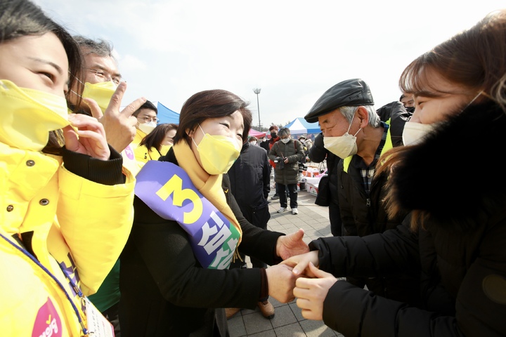 [서울=뉴시스] 심상정 정의당 대선 후보가 19일 경기 성남 모란시장을 찾아 유세에 나섰다. 2022.02.19. (사진=정의당 제공) photo@newsis.com *재판매 및 DB 금지