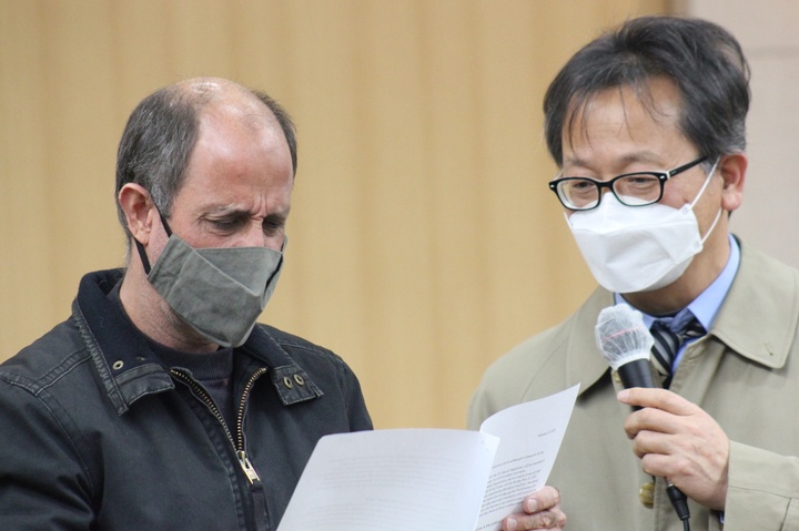 [서울=뉴시스] 토마스 오헤아 킨타나 유엔 북한인권보고관은 19일 강원 철원군 민간인 통제선 안에 있는 국경선평화학교 회의실에서 철원·연천·파주·김포·강화 등 남북 접경 지역 주민 대표 20여명과 면담했다. 2022.02.19. (사진=국경선평화학교 제공) *재판매 및 DB 금지