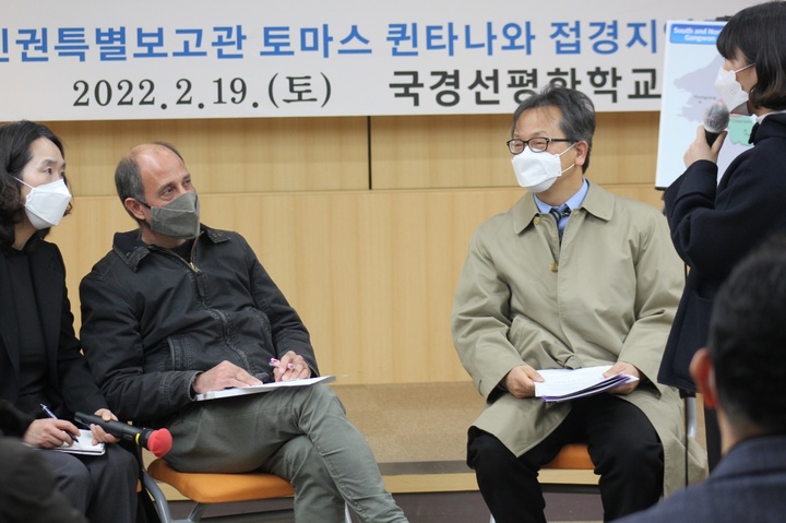 [서울=뉴시스] 토마스 오헤아 킨타나 유엔 북한인권보고관은 19일 강원 철원군 민간인 통제선 안에 있는 국경선평화학교 회의실에서 철원·연천·파주·김포·강화 등 남북 접경 지역 주민 대표 20여명과 면담했다. 2022.02.19. (사진=국경선평화학교 제공) *재판매 및 DB 금지