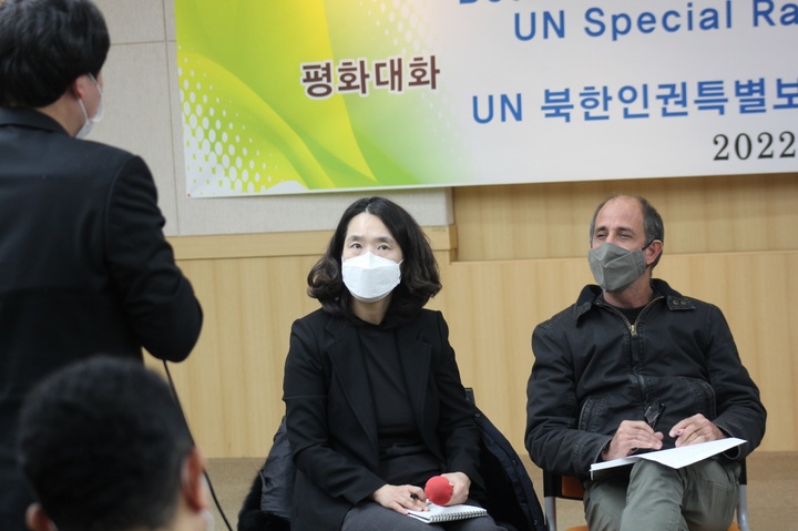 [서울=뉴시스] 토마스 오헤아 킨타나 유엔 북한인권보고관은 19일 강원 철원군 민간인 통제선 안에 있는 국경선평화학교 회의실에서 철원·연천·파주·김포·강화 등 남북 접경 지역 주민 대표 20여명과 면담했다. 2022.02.19. (사진=국경선평화학교 제공) *재판매 및 DB 금지