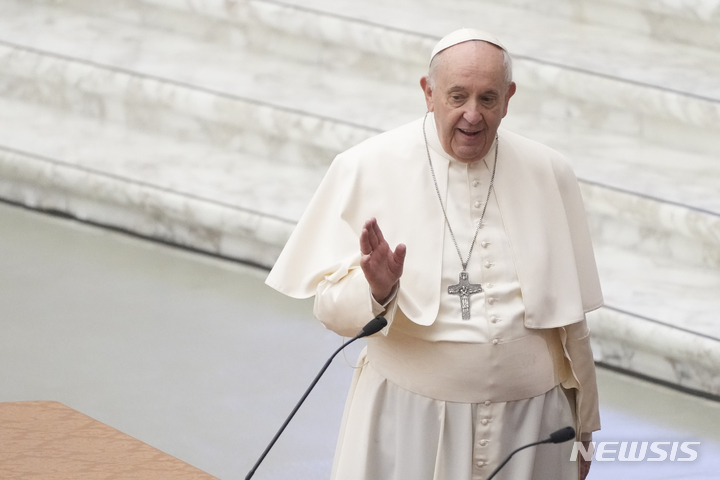 [바티칸=AP/뉴시스]자난 17일(현지시간) 프란치스코 교황이 바티칸 바울 6세홀에 도착한 모습. 2022.02.25.
