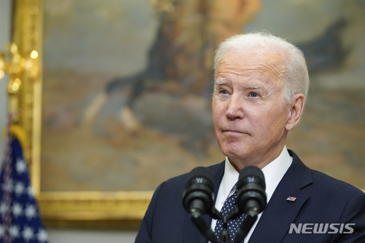 [워싱턴=AP/뉴시스]조 바이든 미국 대통령이 18일(현지시간) 백악관에서 우크라이나 상황과 관련해 기자들과 질의를 주고받고 있다. 2022.02.18.