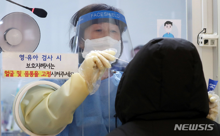 [서울=뉴시스] 이영환 기자 = 안철수 국민의당 대선 후보의 부인 김미경 교수가 19일 오전 서울 중구보건소 선별진료소에서 의료 자원봉사를 하고 있다. 2022.02.19. 20hwan@newsis.com