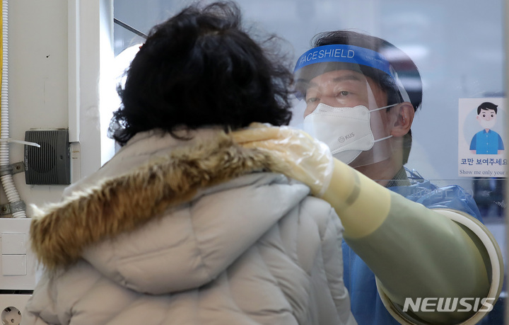[서울=뉴시스] 이영환 기자 = 안철수 국민의당 대선 후보가 19일 오전 서울 중구보건소 선별진료소에서 의료 자원봉사를 하고 있다. 2022.02.19. 20hwan@newsis.com