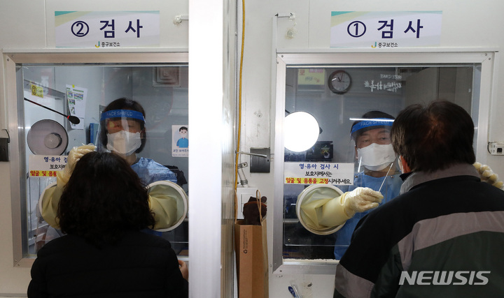 [서울=뉴시스] 이영환 기자 = 안철수(오른쪽) 국민의당 대선 후보와 부인 김미경 교수가 19일 오전 서울 중구보건소 선별진료소에서 의료 자원봉사를 하고 있다. 2022.02.19. 20hwan@newsis.com