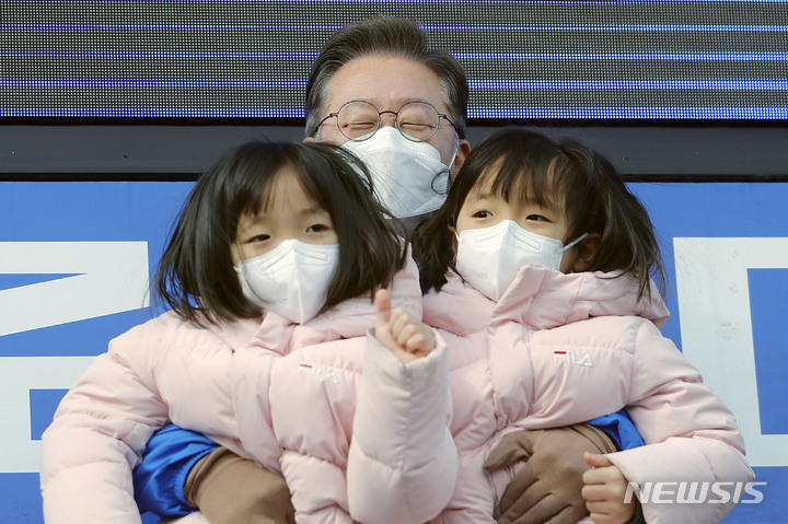 [익산=뉴시스] 최동준 기자 = 이재명 더불어민주당 대선 후보가 19일 전북 익산역 앞에서 열린 유세에서 아이들을 안고 있다. 2022.02.19. photocdj@newsis.com